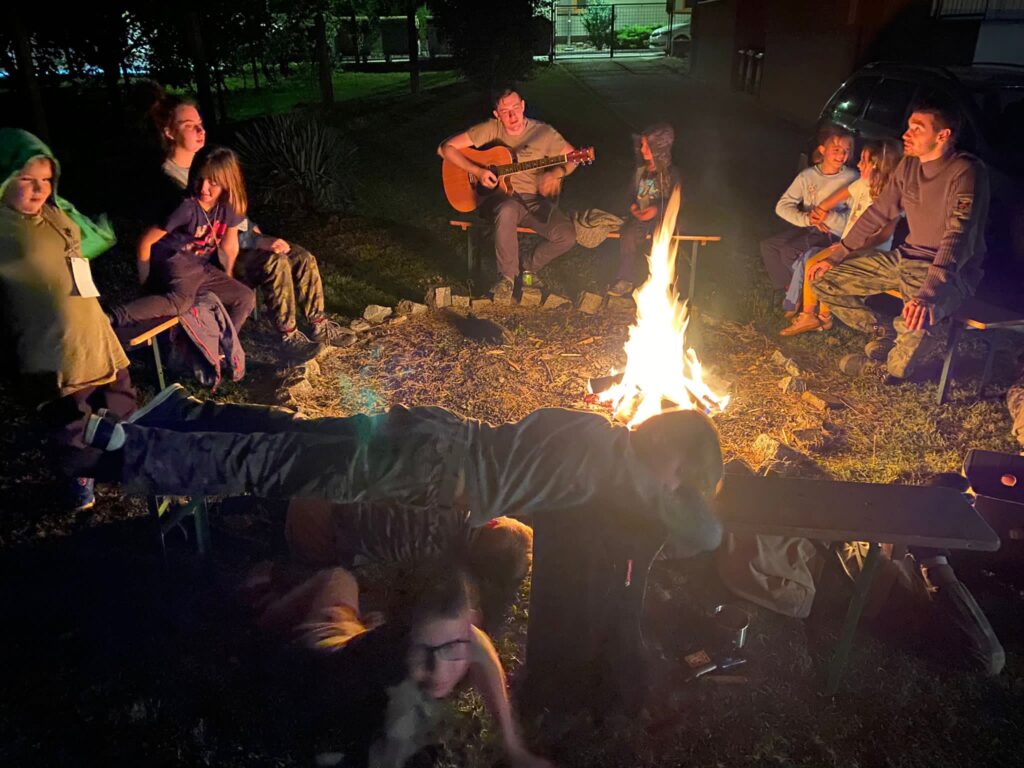 Zpívání u táboráku